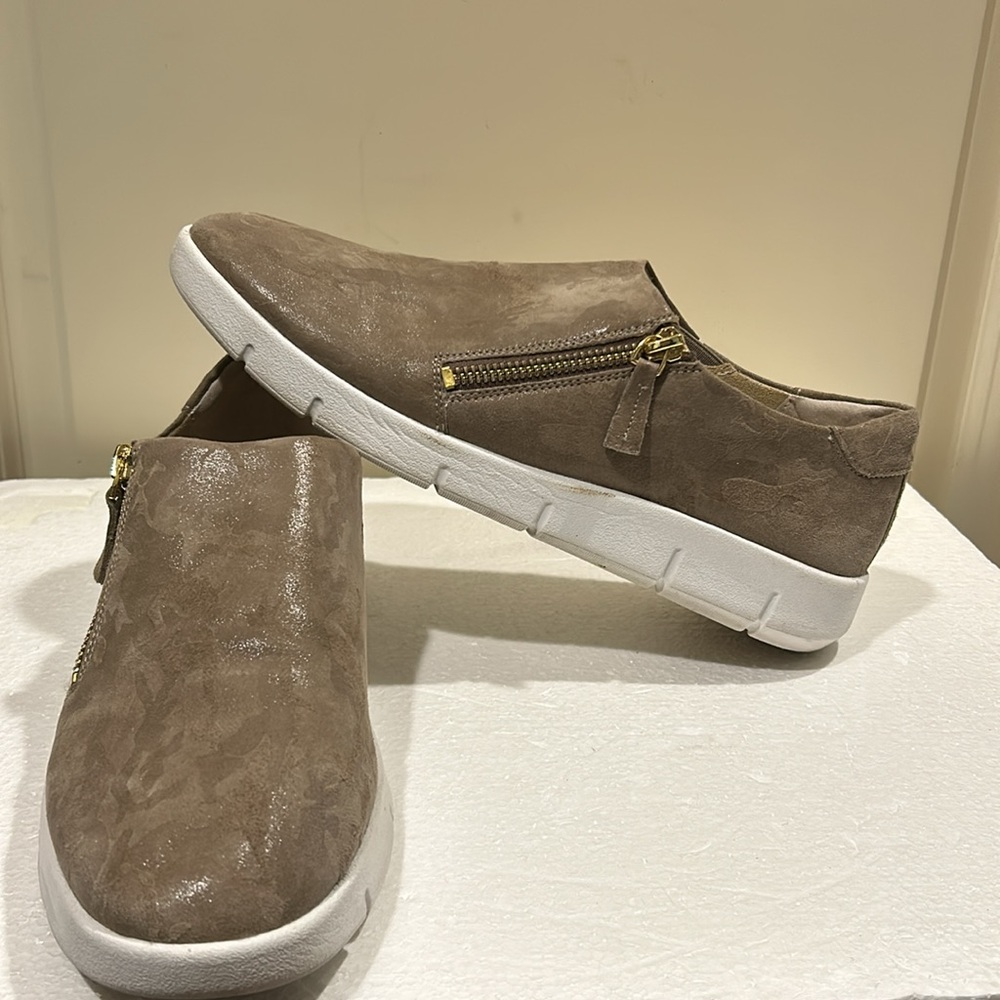 Vaneli slip on Leather Suede full cushion insole Side Zip shoe sneakers size 9